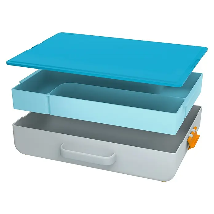 Fiskars Werkzeugkoffer Bastelbox Kids - L x B x H: 386 x 77 x 252 mm, Kunststoff - Mehrschichtiger Lebensmittelbehälter mit blauem Deckel, hellblauem Fach und grauem Boden mit Griff und orangefarbenen Verschlüssen.
