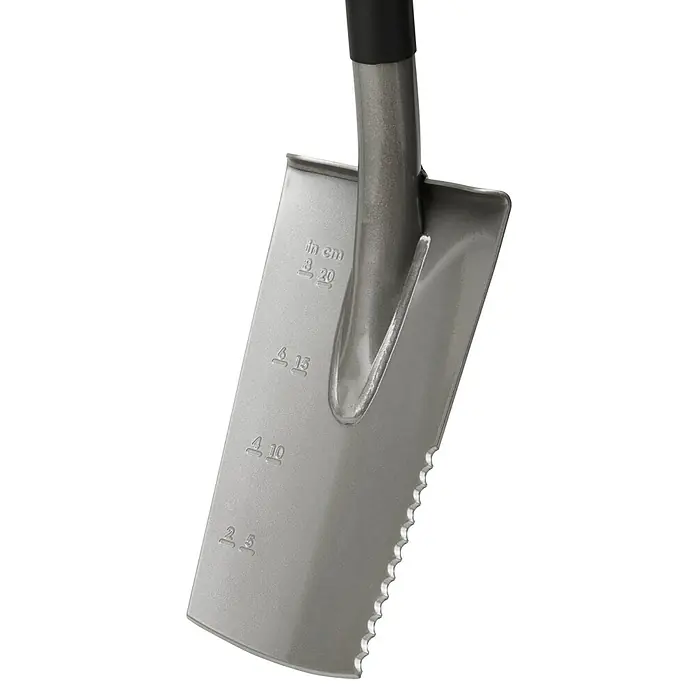 Fiskars Ergonomic Gärtnerspaten - 1.230 mm - Graue Metall-Handschaufel mit Tiefenmarkierungen und gezackter Kante, mit schwarzem Griffansatz.