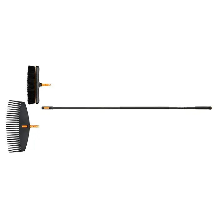 Fiskars OneClick Garten- & Laubbesen inkl. Stiel L - L x B x H: 1.850 x 511 x 192 mm - Fiskars OneClick Modulsystem: eine lange schwarze Stange, ein schwarzer Laubrechenkopf und ein schwarzer Bürstenkopf mit orangefarbenen Verbindern.