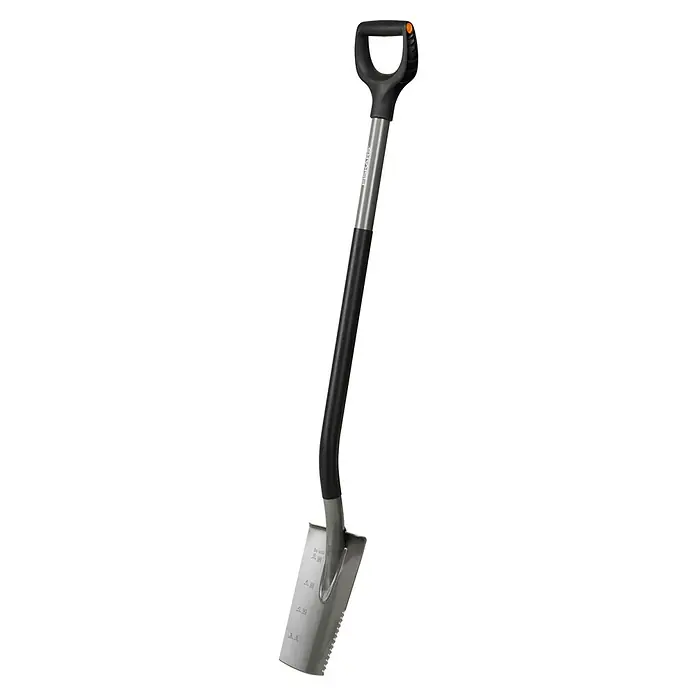 Fiskars Ergonomic Gärtnerspaten - 1.230 mm - Fiskars Spatenschaufel mit D-Griff, gebogenem Stiel und gezahnter Metallschaufel mit Tiefenmarkierungen.