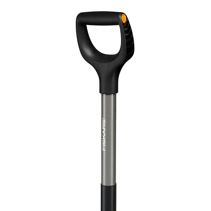 Fiskars Ergonomic Schaufel - Breite: 230 mm, D-Griff - Schwarzer D-Griff einer Fiskars Schaufel mit orangefarbenem Akzent und grauem Metallschaft.