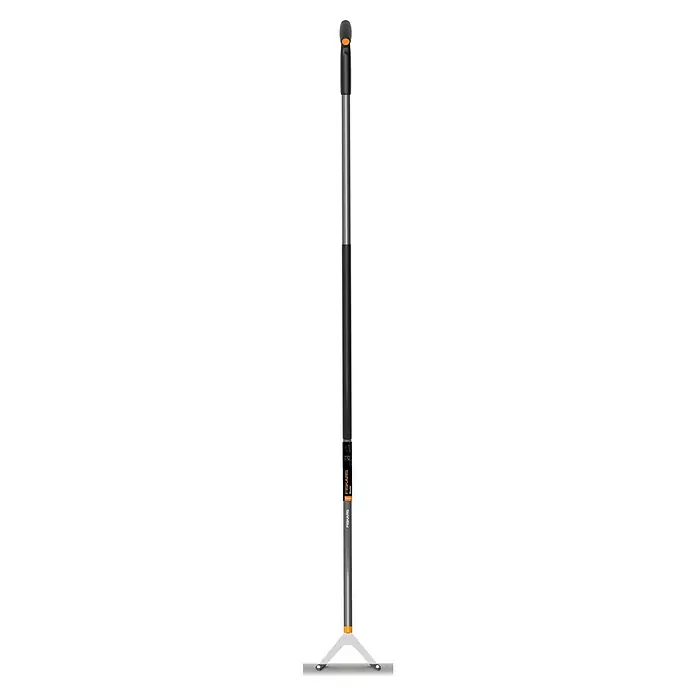 Fiskars Jäter Ergonomic - L x B x H: 1.660 x 230 x 260 mm - Langstieliger, grau-schwarzer Fiskars Unkrautstecher mit orangefarbenem Akzent und breitem grauen Kopf.