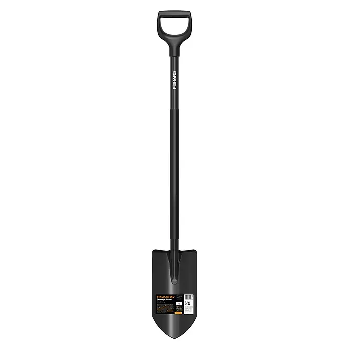 Fiskars Ergonomic Gärtnerspaten Pro - Arbeitsbreite: 15,8 cm, Länge: 1.307 mm - Schwarze Fiskars Drainagespaten mit D-Griff und spitzem Blatt, zum Graben und Ausheben. Produktetikett auf dem Blatt sichtbar.