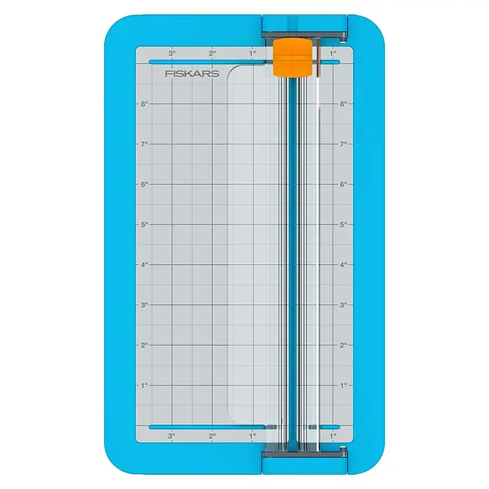 Fiskars Schneidegerät Kids Junior Papiertrimmer 16L - L x B x H: 289 x 35 x 177 mm - Blauer und grauer Papierschneider mit orangefarbenem Schneidekopf und Messraster.