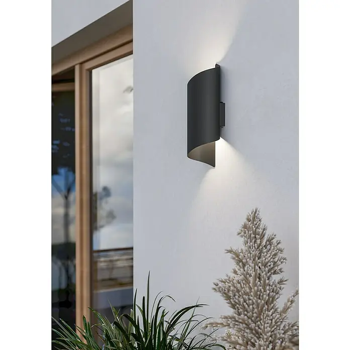 Eglo Aplique LED Montarello - 8 W, An x Al: 110 x 275 mm, IP44, Negro - Lámpara de pared exterior negra con luz arriba-abajo, montada en una pared exterior.