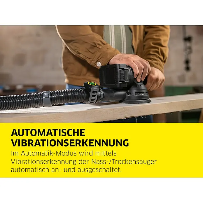 Kärcher Elektro-Nass- & Trockensauger WD 7 Control P S 30/6/35/T - Behältervolumen: 30 l, 1.400 W - Akku-Exzenterschleifer mit Absaugschlauch wird von einer Person zum Schleifen eines Holzbretts verwendet.