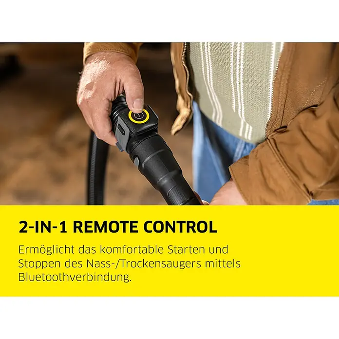 Kärcher Elektro-Nass- & Trockensauger WD 7 Control P S 30/6/35/T - Behältervolumen: 30 l, 1.400 W - Person hält schwarzen Nass-/Trockensauger-Schlauchgriff mit gelbem 2-in-1 Bluetooth-Fernbedienungs-Einschaltknopf.