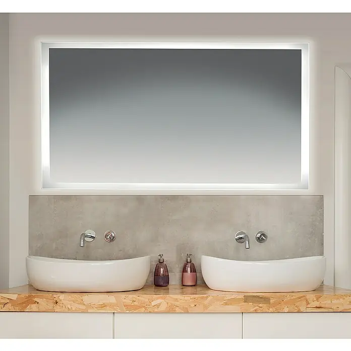 Bath Stage Espejo con luz B-924 - 100 x 70 cm, Blanco frío - Gran espejo rectangular iluminado sobre un moderno mueble de baño con dos lavabos blancos, encimera de OSB y salpicadero de hormigón.