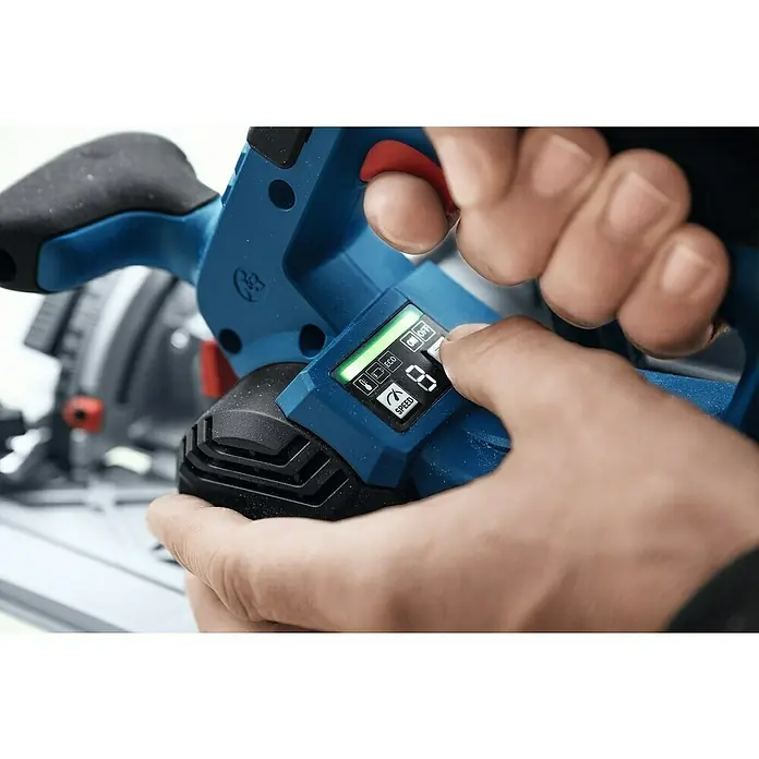 Bosch Professional AMPShare 18V Akku-Handkreissäge GKS 18V-57-2 GX PRO SOLO - 18 V, Ohne Akku, Durchmesser Sägeblatt: 165 mm, 5.000 U/min - Hände stellen Einstellungen an der Digitalanzeige eines blau-schwarzen Elektrowerkzeugs ein, die Geschwindigkeits- und Leistungsoptionen zeigt.