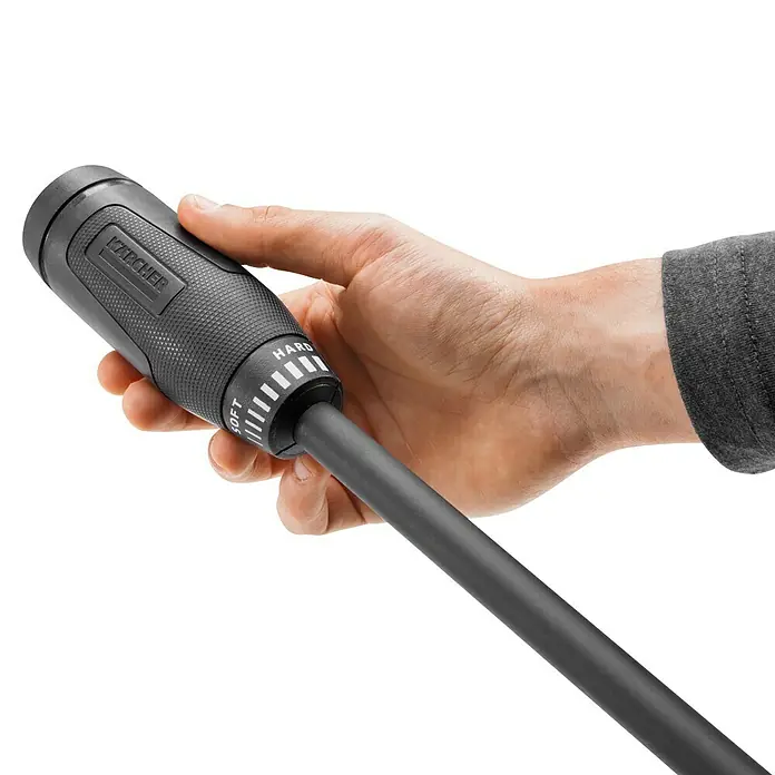 Kärcher Strahlrohr VP 135 Vario Power Jet - Passend für: Kärcher Hochdruckreiniger K 2 bis K 3 - Hand hält schwarze Kärcher Lanze mit 'SOFT' bis 'HARD' Einstellung.