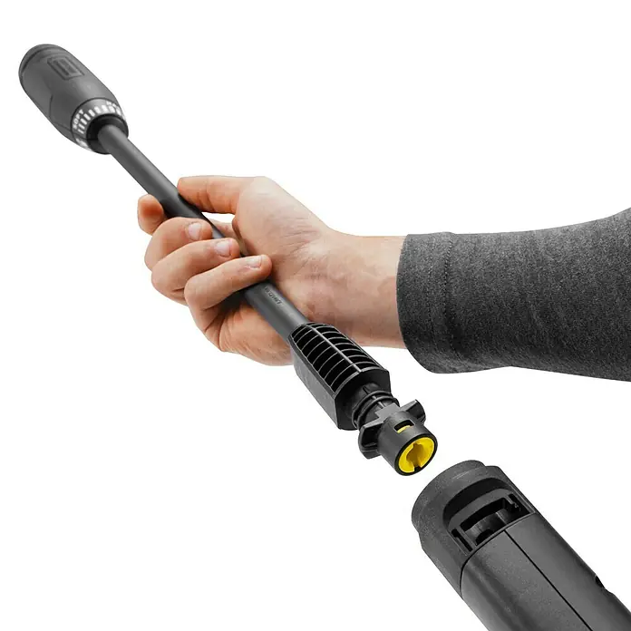 Kärcher Strahlrohr VP 135 Vario Power Jet - Passend für: Kärcher Hochdruckreiniger K 2 bis K 3 - Eine Person verbindet zwei schwarze Hochdruckreiniger-Lanzenteile. Ein Teil wird von einer Hand gehalten und ausgerichtet.