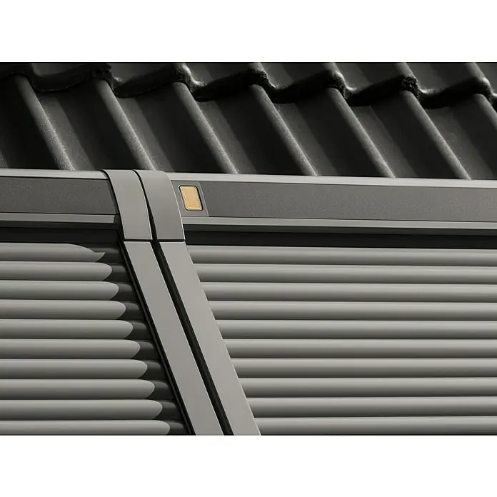 Velux Dachfenster-Rollladen Elektro SML CK06 0000K - Passend für Fenstergröße: CK06, C06, Passend für Fenstertyp: GGL, GGU, GPL, GPU, GHL, GHU, GZL, GLL, GLU, VU und VKU - Graues Außenrollladen-System mit goldenem Sensor unter Dachziegeln montiert.