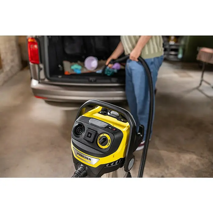 Kärcher Elektro-Nass- & Trockensauger WD 7 Control P S 30/6/35/T - Behältervolumen: 30 l, 1.400 W - Gelb-schwarzer Kärcher Nass-/Trockensauger, der von einer Person zum Reinigen eines Kofferraums verwendet wird.