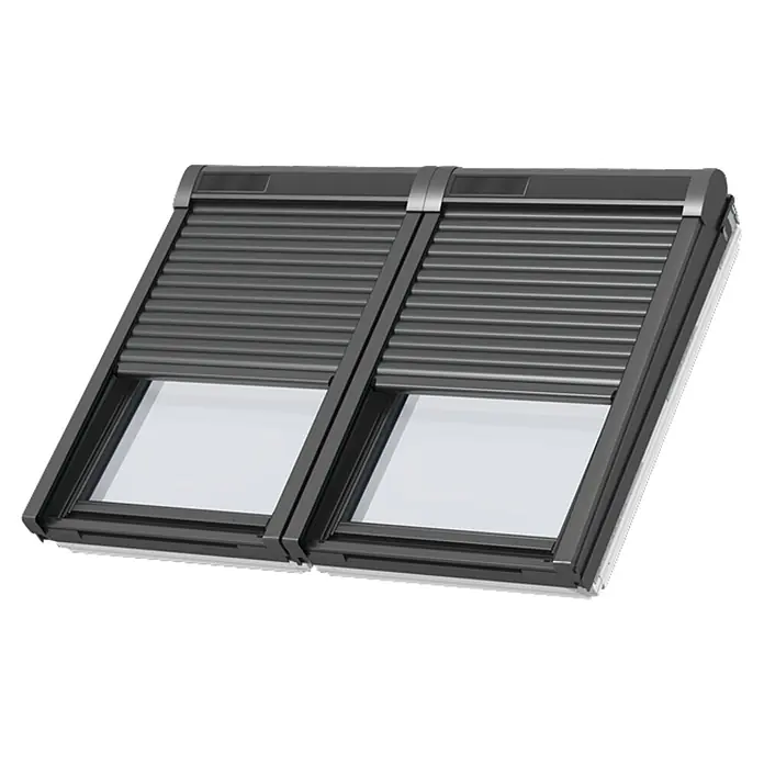 Velux Dachfenster-Rollladen Solar SSL CK06 0000K - Passend für Fenstergröße: CK06, C06, Passend für Fenstertyp: GGL, GGU, GPL, GPU, GHL, GHU, GZL, GLL, GLU, VU und VKU - Zwei dunkelgraue Außenrollläden, teilweise geschlossen, an Dachfenstern.