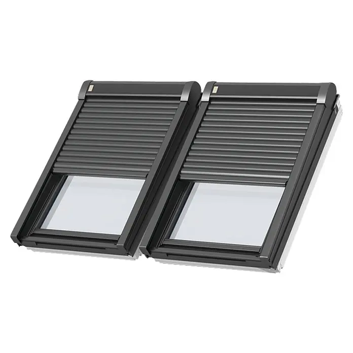 Velux Dachfenster-Rollladen Elektro SML CK06 0000K - Passend für Fenstergröße: CK06, C06, Passend für Fenstertyp: GGL, GGU, GPL, GPU, GHL, GHU, GZL, GLL, GLU, VU und VKU - Zwei dunkelgraue Metall-Dachfensterrollläden, teilweise geschlossen über Fenstern.