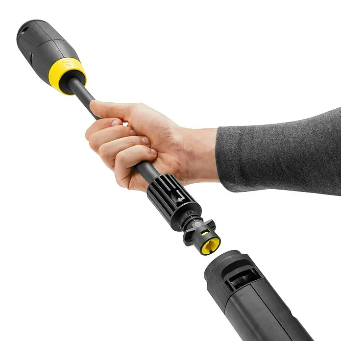 Kärcher Strahlrohr MJ 180 4-in-1 Multi Jet - Passend für: Kärcher Hochdruckreiniger K 6 bis K 7 - Hand verbindet eine schwarz-gelbe Hochdruckreiniger-Lanzenverlängerung.