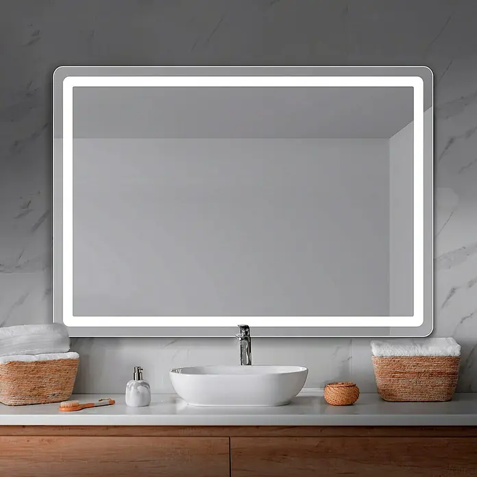 Espejo con luz Bruma - 100 x 70 cm, Blanco frío - Espejo de baño rectangular con LED sobre un lavabo blanco y mueble de madera.