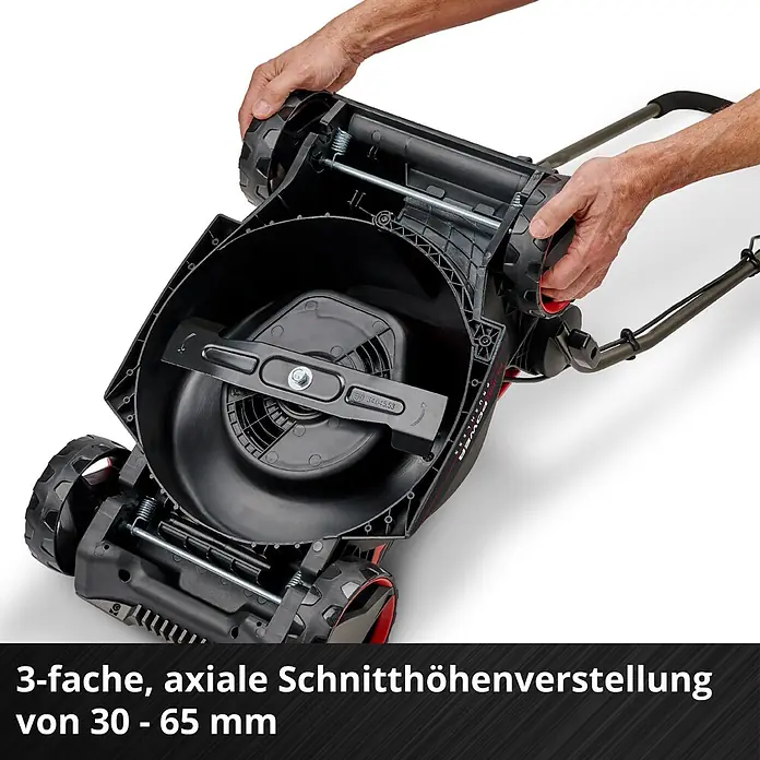 Einhell Power X-Change 18V Akku-Rasenmäher GE-CM 18/30-1 Li BL - 18 V, 1 Akku, 3 Ah, Schnittbreite: 30 cm - Hände stellen die 3-fache axiale Schnitthöhe (30-65 mm) eines schwarzen Rasenmähers mit rotem Akzent ein.