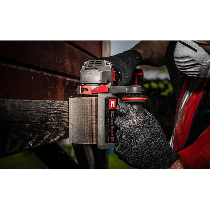 Einhell Lamellenschleifer - Durchmesser: 120 mm, Geeignet für: Holz/Metall - Eine Person nutzt einen grauen Einhell Professional Bandschleifer mit roten Akzenten zum Schleifen eines Holzbalkens.