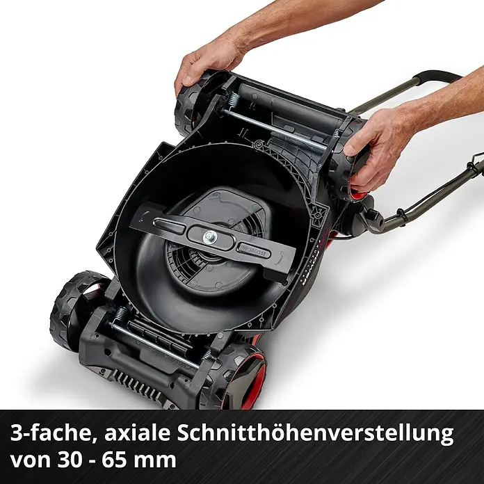 Einhell Power X-Change 18V Akku-Rasenmäher GE-CM 18/30-1 Li BL - 18 V, Ohne Akku, Schnittbreite: 30 cm - Hände stellen die 3-fache axiale Schnitthöhenverstellung (30-65mm) des schwarz-roten Rasenmähers ein.