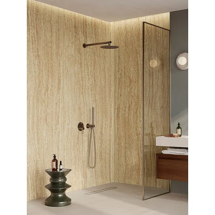 Corso Italia Feinsteinzeugfliese Traventino - 120 x 278 cm, Sand, Matt - Moderner Duschbereich im Badezimmer mit dunklen Metallarmaturen, großformatigen beigefarbenen Wandfliesen und minimalistischer Glasabtrennung.