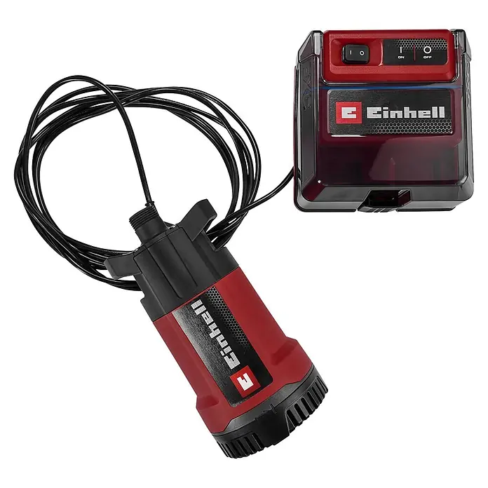Einhell Power X-Change 18V Akku-Regenfasspumpe GE-PP 36 RB-A Li-Solo - Max. Fördermenge: 4.500 l/h - Rote und schwarze Einhell Tauchpumpe, mit schwarzem Kabel an rotem und schwarzem Akku-/Steuergerät verbunden.