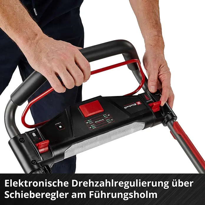 Einhell Professional Power X-Change 18V Akku-Schneefräse - Ohne Akku, Arbeitsbreite: 53 cm, Arbeitshöhe: 33 cm - Hände betätigen den elektronischen Drehzahlregler am Führungsholm eines schwarz-roten Elektrowerkzeugs.