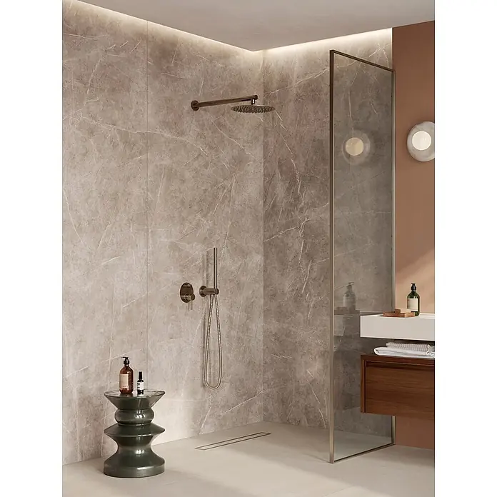 Corso Italia Feinsteinzeugfliese Marble - 120 x 278 cm, Grau, Glänzend - Moderne Dusche mit eleganten grauen Marmor-Effekt-Wandfliesen, gebürsteten Bronze-Armaturen und einer klaren Glaswand.