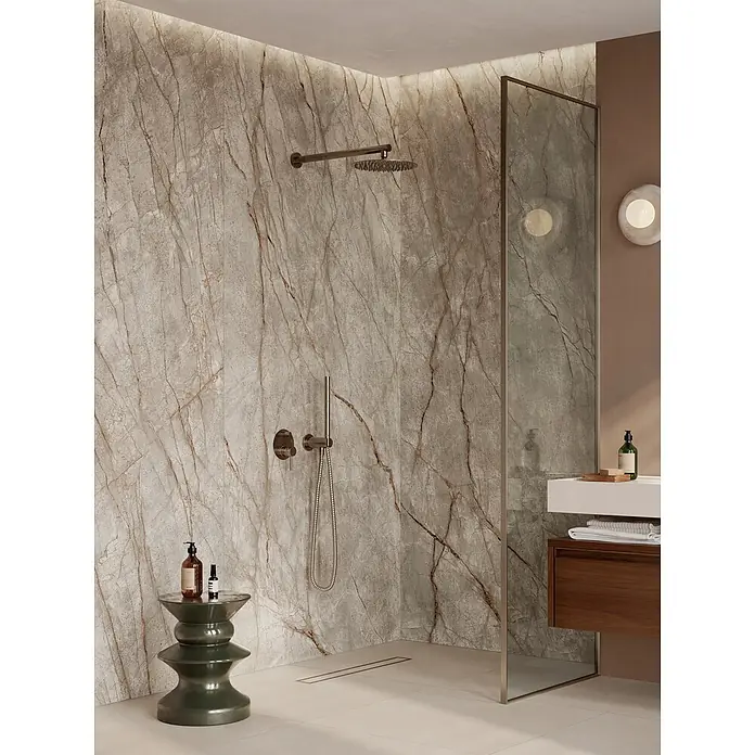Corso Italia Feinsteinzeugfliese Crimson - 120 x 278 cm, Grau, Glänzend - Modernes Duschbad mit großformatigen Marmor-Optik Fliesen und bronzenen Armaturen.