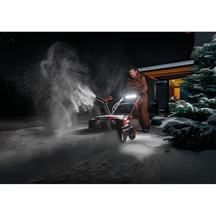 Einhell Professional Power X-Change 18V Akku-Schneefräse - Ohne Akku, Arbeitsbreite: 53 cm, Arbeitshöhe: 33 cm - Rot-schwarze elektrische Schneefräse räumt nachts Schnee, beleuchtet durch integriertes LED-Licht.