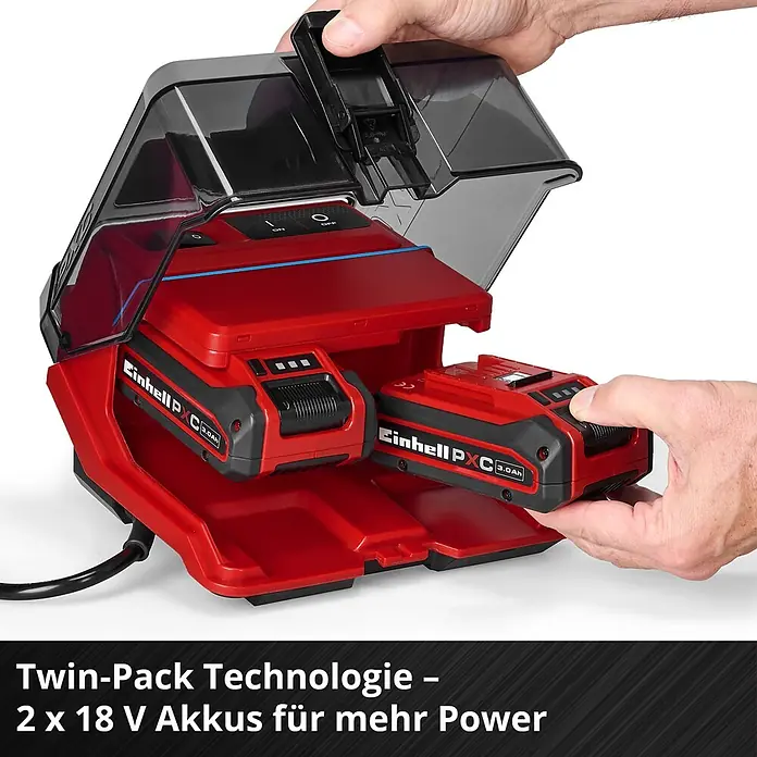 Einhell Power X-Change 18V Akku-Regenfasspumpe GE-PP 36 RB-A Li-Solo - Max. Fördermenge: 4.500 l/h - Hände setzen zwei rote und schwarze Einhell PXC 3.0Ah Akkus in ein rotes Doppelladegerät mit transparentem Deckel ein.