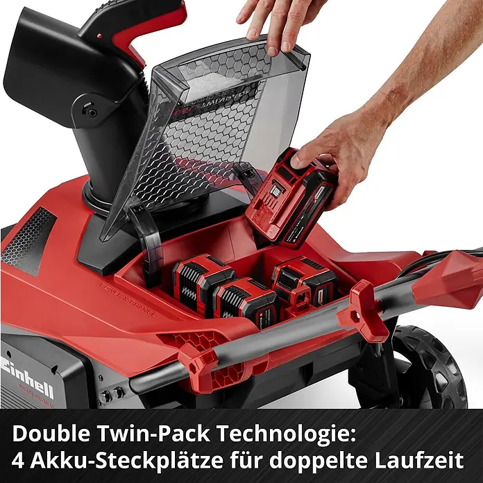 Einhell Professional Power X-Change 18V Akku-Schneefräse - Ohne Akku, Arbeitsbreite: 53 cm, Arbeitshöhe: 33 cm - Rotes/schwarzes Einhell-Gerät; eine Hand setzt Akku ein. Vier Akkusteckplätze für doppelte Laufzeit.