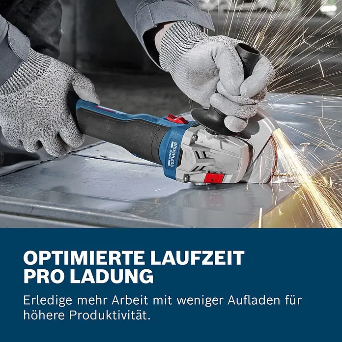 Bosch Professional AMPShare 18V Akku-Winkelschleifer GWS 18V-8 Pro Solo - Ohne Akku, Durchmesser Scheibe: 125 mm - Nahaufnahme einer Person mit Handschuhen, die eine blaue und schwarze Bosch Winkelschleifer zum Trennen von Metall benutzt, wobei Funken entstehen.
