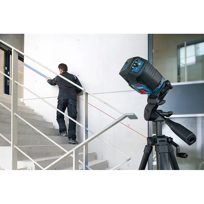 Bosch Professional Kombilaser GCL 2-50+LR6 PRO - Max. Arbeitsbereich mit Empfänger: 50 m - Blau-schwarzer Bosch Profi-Laser auf Stativ, projiziert eine rote Linie, die einen Arbeiter an einer Treppe anleitet.