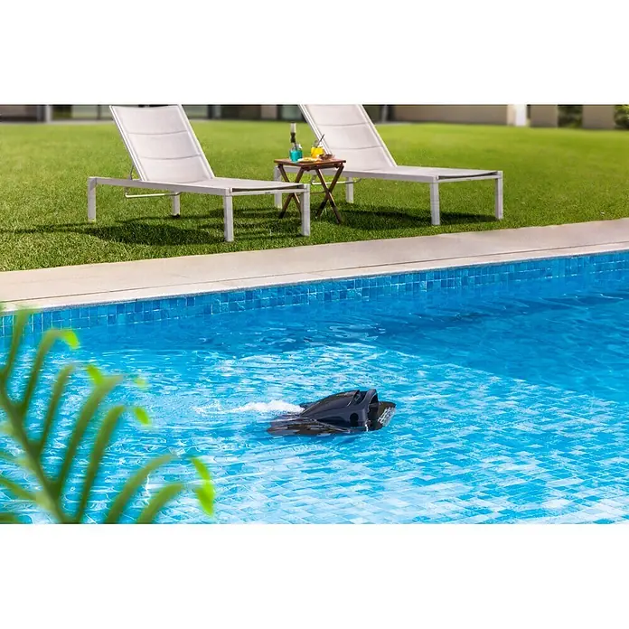 Beatbot Poolroboter AquaSense 2 - Akkubetrieben, Passend für: Pools bis 300 m² Grundfläche, Filterleistung: 20.800 l/h - Schwarzer Roboter-Poolreiniger in einem blau gefliesten Schwimmbecken, der Wellen im Wasser erzeugt.