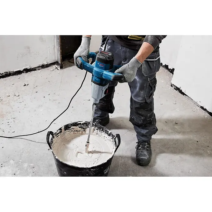 Bosch Professional Rührwerk GRW 140 - 1.400 W - Eine Person mischt mit einem blau-grauen Bosch Profi-Rührwerk weißes Material in einem schwarzen Eimer.