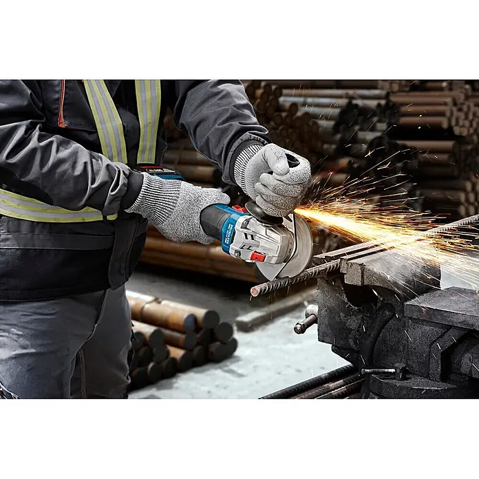 Bosch Professional AMPShare 18V Akku-Winkelschleifer GWS 18V-8 - 2 Akkus, Durchmesser Scheibe: 125 mm - Eine Person mit Arbeitshandschuhen benutzt einen blau-schwarzen Akku-Winkelschleifer, um einen Metallstab zu schneiden, wobei Funken sprühen.