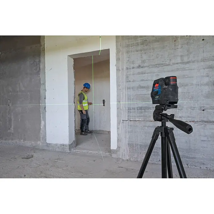Bosch Professional Kreuzlinienlaser GCL 12V-50-22 CG PRO - 12 V, 1 Akku, Max. Arbeitsbereich: 25 m - Schwarzes Bosch Lasergerät auf Stativ emittiert grüne Kreuzlinien, wird von Arbeiter zur präzisen Ausrichtung auf Baustelle genutzt.
