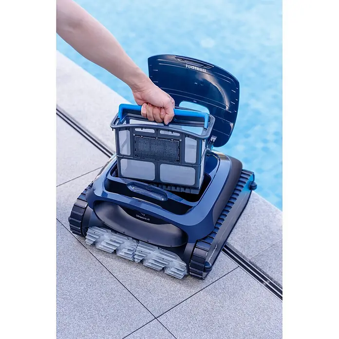 Beatbot Poolroboter AquaSense 2 - Akkubetrieben, Passend für: Pools bis 300 m² Grundfläche, Filterleistung: 20.800 l/h - Eine Person entnimmt den grauen Filterkorb mit blauem Griff aus einem dunkelblauen Poolroboter neben einem Pool.