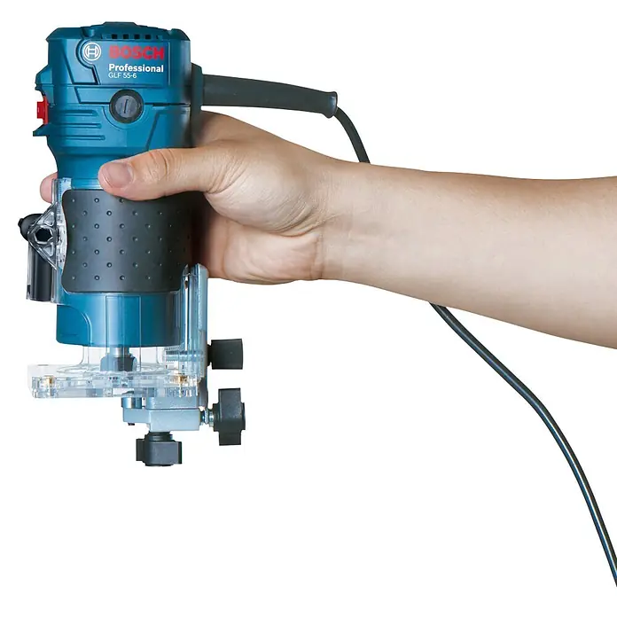 Bosch Professional Elektro-Oberfräse GLF 55-6 - 550 W, 33.000 U/min - Hand hält einen blauen und schwarzen Bosch Professional GLF 55-6 Router mit transparenter Basis.