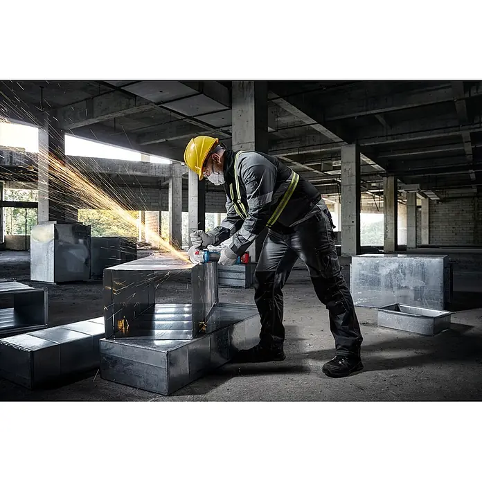 Bosch Professional AMPShare 18V Akku-Winkelschleifer GWS 18V-8 - 2 Akkus, Durchmesser Scheibe: 125 mm - Arbeiter in Schutzkleidung schneidet Metallkanäle mit einem Winkelschleifer, Funken sprühen.