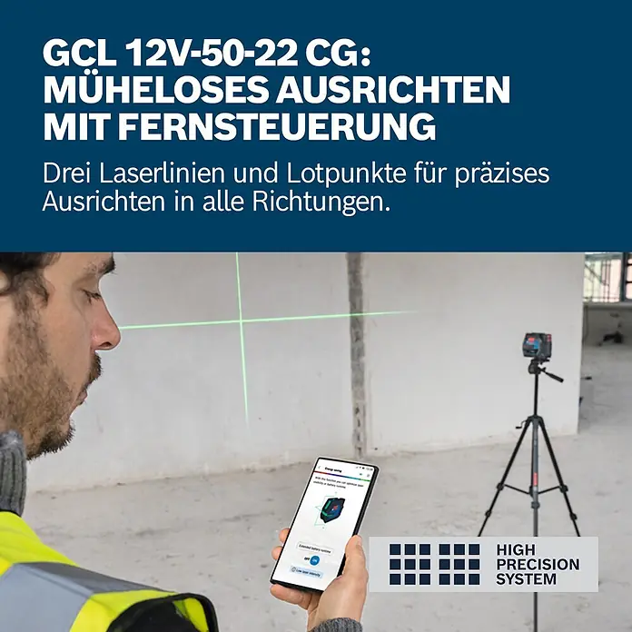 Bosch Professional Kreuzlinienlaser GCL 12V-50-22 CG PRO - 12 V, 1 Akku, Max. Arbeitsbereich: 25 m - Ein Arbeiter steuert einen grünen Kreuzlinienlaser mit einem Smartphone und projiziert präzise Linien auf eine Wand. Hochpräzisionssystem.