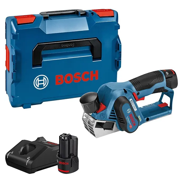 Bosch Professional Akku-Hobel GHO 12V-20 PRO - 12 V, 2 Akkus, Hobeltiefe: 0 mm - 2 mm, Leerlaufdrehzahl: 14.500 U/min - Ein blauer Bosch Akku-Hobel, Akku, Ladegerät und Werkzeugkoffer in Blau und Schwarz mit roten Akzenten.