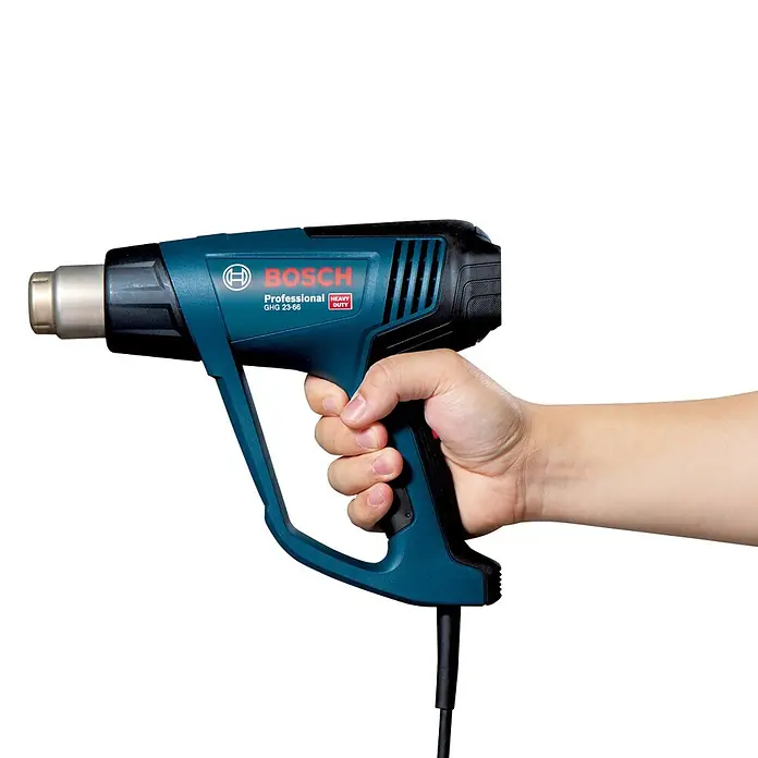Bosch Professional Heißluftgebläse GHG 23-66 PR - Temperaturbereich: 50 °C - 650 °C - Blauer und schwarzer Bosch Professional GHG 23-66 Heißluftfön mit silberner Düse, in einer Hand gehalten.