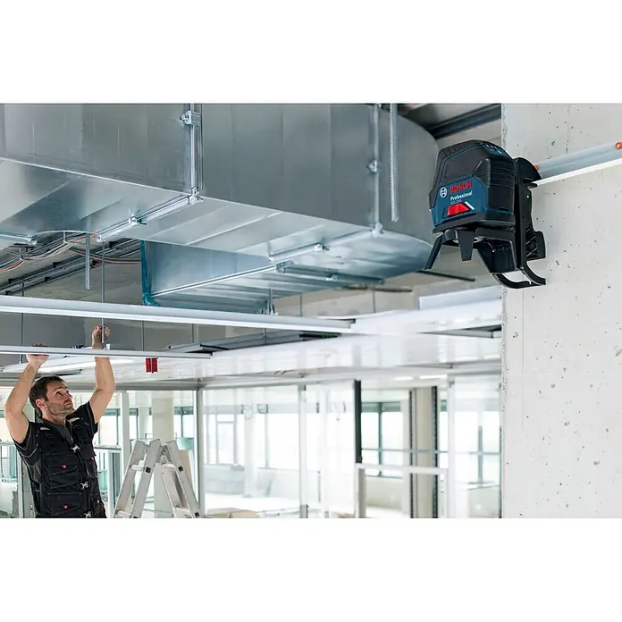 Bosch Professional Kombilaser GCL 2-50+LR6 PRO - Max. Arbeitsbereich mit Empfänger: 50 m - Blaues und schwarzes Bosch Laser-Nivelliergerät, auf Schiene an Betonsäule auf einer Baustelle montiert.