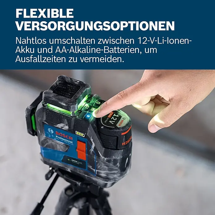 Bosch Professional Linienlaser GLL 12V-100-33 CG PRO - Max. Arbeitsbereich: 30 m - Eine Hand bedient ein Bosch Professional Laser-Nivelliergerät (GLL 12V-100-33 CG) auf einem Stativ, das seine flexible Stromversorgung zeigt.