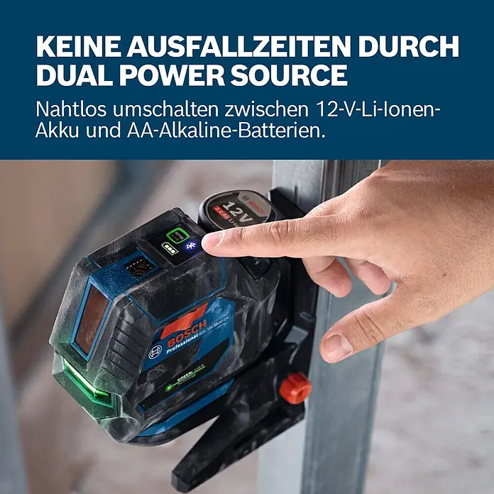 Bosch Professional Kreuzlinienlaser GCL 12V-50-22 CG PRO - 12 V, 1 Akku, Max. Arbeitsbereich: 25 m - Eine Hand bedient einen blau-schwarzen Bosch Kreuzlinienlaser mit grünem Strahl, der seine Dual Power Source Funktion zeigt.