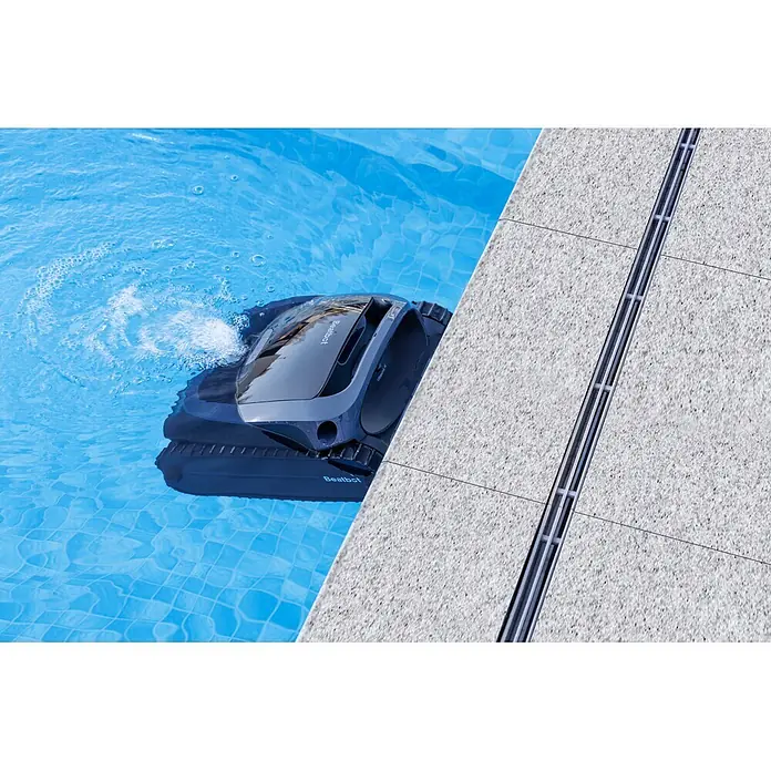 Beatbot Poolroboter AquaSense 2 - Akkubetrieben, Passend für: Pools bis 300 m² Grundfläche, Filterleistung: 20.800 l/h - Dunkelgrauer Beatbot Roboter-Poolreiniger schwimmt im blauen Pool, erzeugt Blasen. Helle Poolumrandung mit Ablaufrinne.
