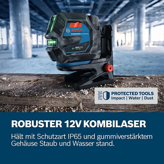 Bosch Professional Kreuzlinienlaser GCL 12V-50-22 CG PRO - 12 V, 1 Akku, Max. Arbeitsbereich: 25 m - Robuster schwarz-blauer Bosch Professional Kombilaser mit grünen Laserlinien, IP65 staub- und wassergeschützt, auf einer Baustelle.