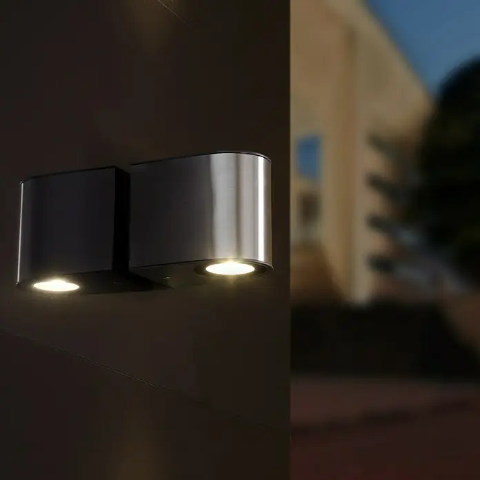 Lutec Aplique exterior LED Gemini - 9 W, 8 x 6,8 x 9,7 cm, Acero inoxidable, IP54 - Lámpara de pared moderna con dos luces, una negra y una plateada, para una iluminación elegante.